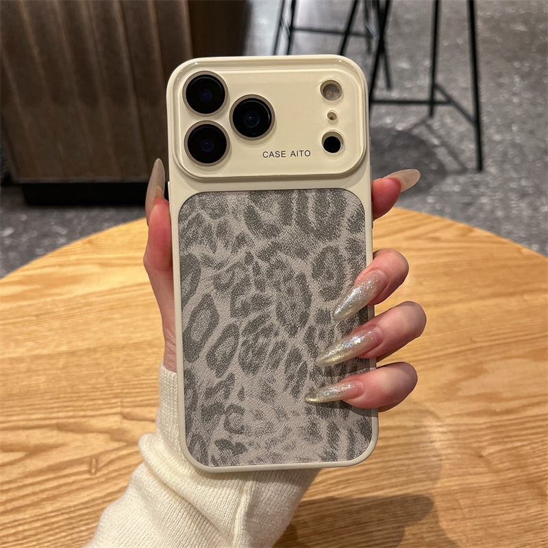 Leopard MagSafe Case - PDP detail 1: Lifestyle hand-held scale shot