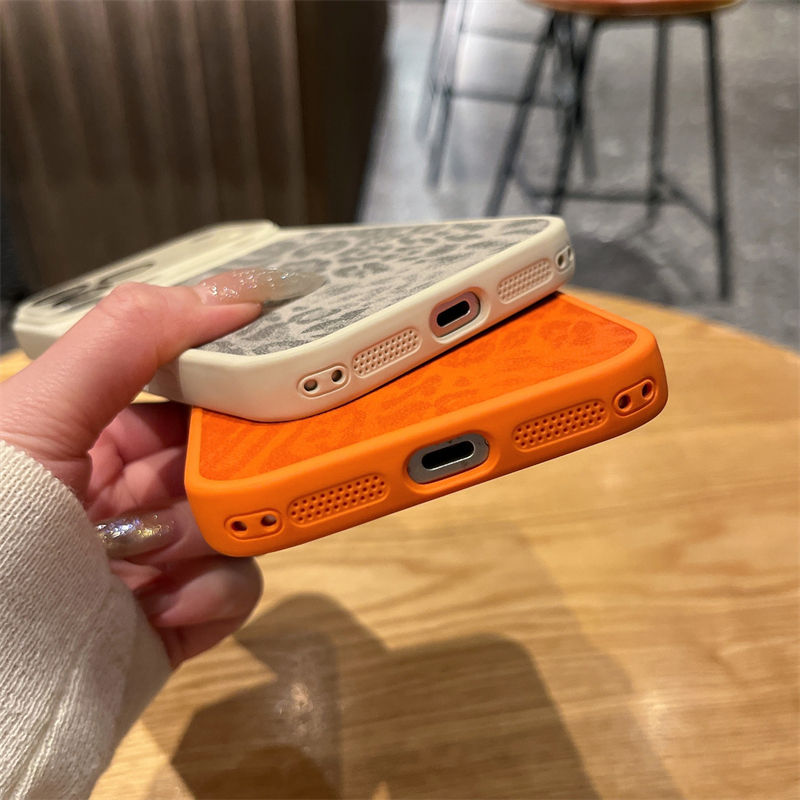 Leopard MagSafe Case - PDP detail 2: Bottom ports and thickness detail