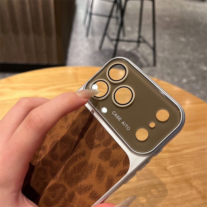 Leopard MagSafe Case - PDP detail 5: Camera plate close-up reference
